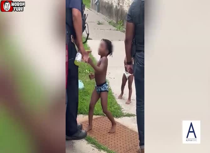 Video :American police officers are attacked and insulted by diaper-clad children